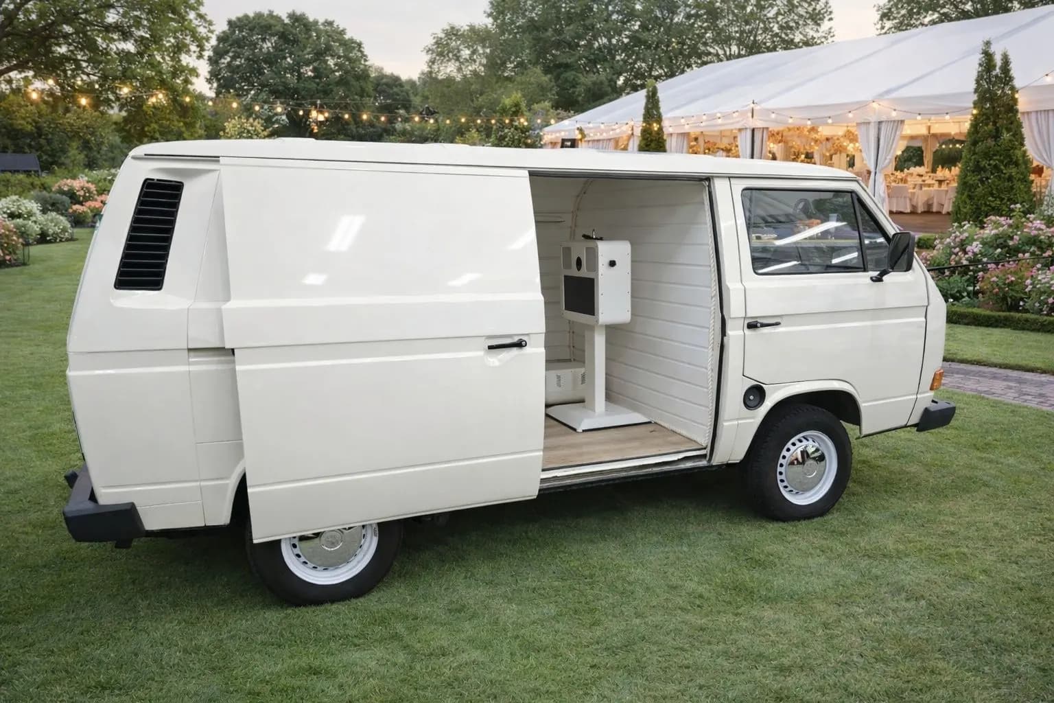 Odrestaurowany Volkswagen T3 przygotowany jako fotobudka weselna